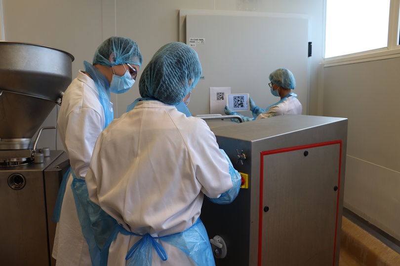 question entre operateurs en atelier photo adriaet tablette en arriere plan