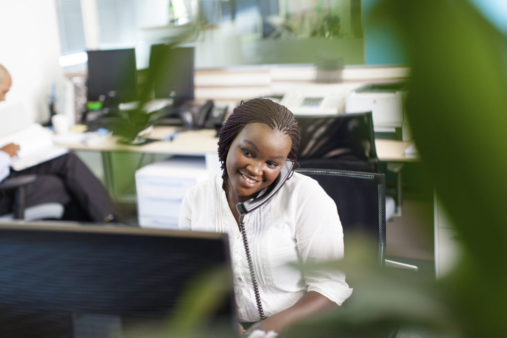 personne femme travail call center telephone ordinateur istock 000044705430xlarge