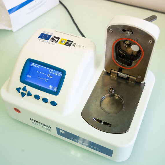 L’ADRIA, est équipé d’un Aw mètre Aqualab 4 TEV et vous accompagne ainsi sur toutes vos problématiques en matière d’activité de l’eau.