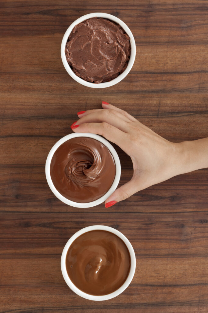 creme desserts au chocolat mousse bol individuel main sensoriel istock 000034838502 full