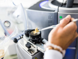 Vue du laboratoire de caractérisation des aliments ADRIA avec équipements de mesure physico-chimique et texturomètres en environnement contrôlé l'oeil de paco adria 2023 (118)