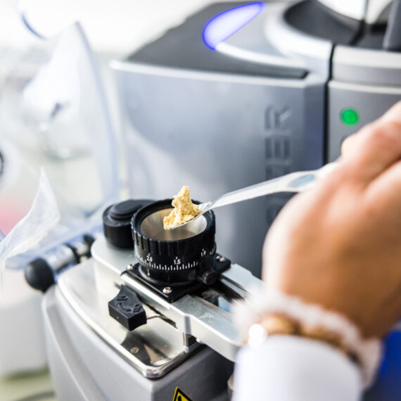 Vue du laboratoire de caractérisation des aliments ADRIA avec équipements de mesure physico-chimique et texturomètres en environnement contrôlé l'oeil de paco adria 2023 (118)