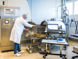 Vue du hall technologique ADRIA avec machine de transformation agroalimentaire en conditions réelles l'oeil de paco adria 2023 (78)