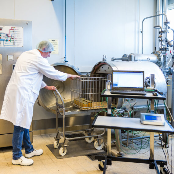 Vue du hall technologique ADRIA avec machine de transformation agroalimentaire en conditions réelles l'oeil de paco adria 2023 (78)